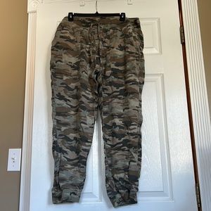 Gap Large camouflage drawstring pants with elastic waist and elastic ankle